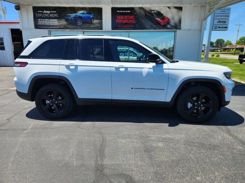 Used 2024 Jeep Grand Cherokee Limited w/ Luxury Tech Group II AWD/4WD image 2