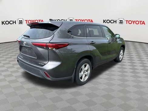 Used 2022 Toyota Highlander LE AWD/4WD image 8