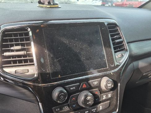 Used 2021 Jeep Grand Cherokee Laredo X image 10