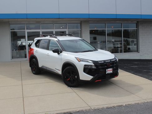 Used 2025 Nissan Rogue SV AWD/4WD image 4
