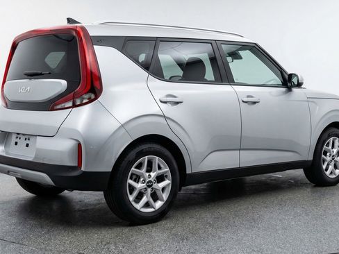 Used 2025 Kia Soul LX w/ LX Technology Package FWD image 9