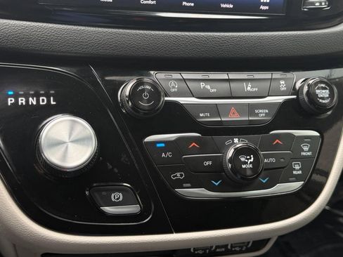 Used 2024 Chrysler Pacifica Touring-L image 44