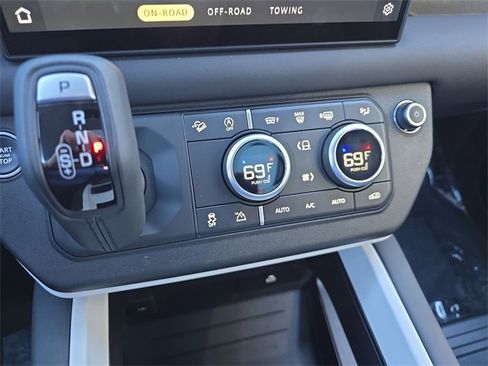 Used 2025 Land Rover Defender 90 S image 24