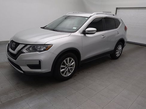 Used 2020 Nissan Rogue SV image 2