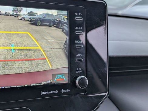 Used 2022 Toyota Venza LE image 16