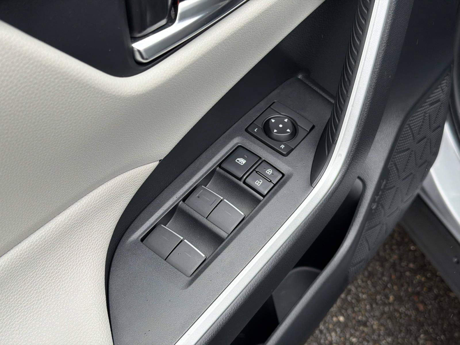 Used 2023 Toyota RAV4 XLE AWD/4WD image 7