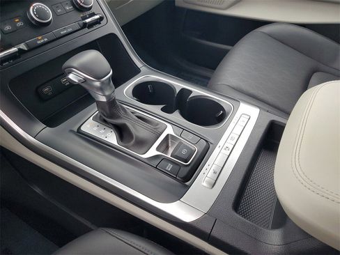 Used 2023 Kia Carnival LX image 19