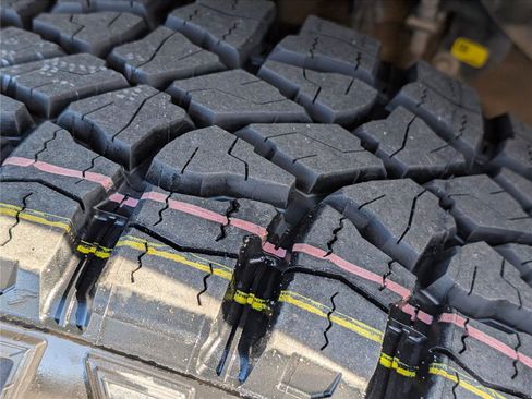 Used 2023 GMC Sierra 1500 AT4 w/ AT4 Premium Package image 12