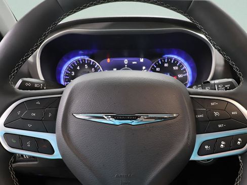 Used 2025 Chrysler Pacifica Select image 13