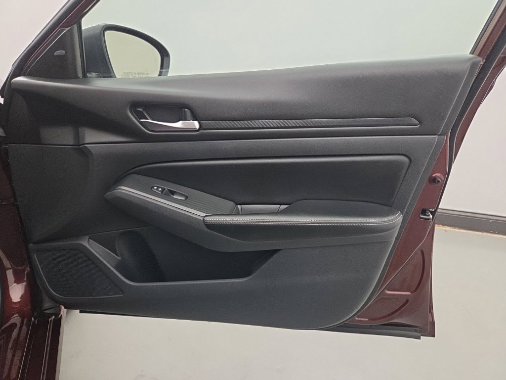 Used 2025 Nissan Altima 2.5 SV FWD image 11