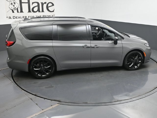 Used 2025 Chrysler Pacifica Limited FWD image 41