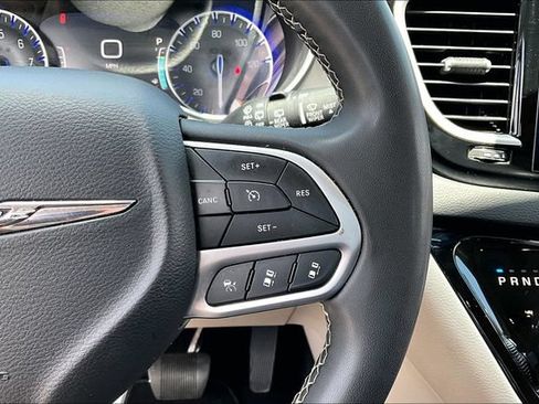 Used 2023 Chrysler Pacifica Touring-L FWD image 12