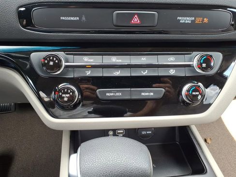 Used 2020 Kia Sedona LX image 18