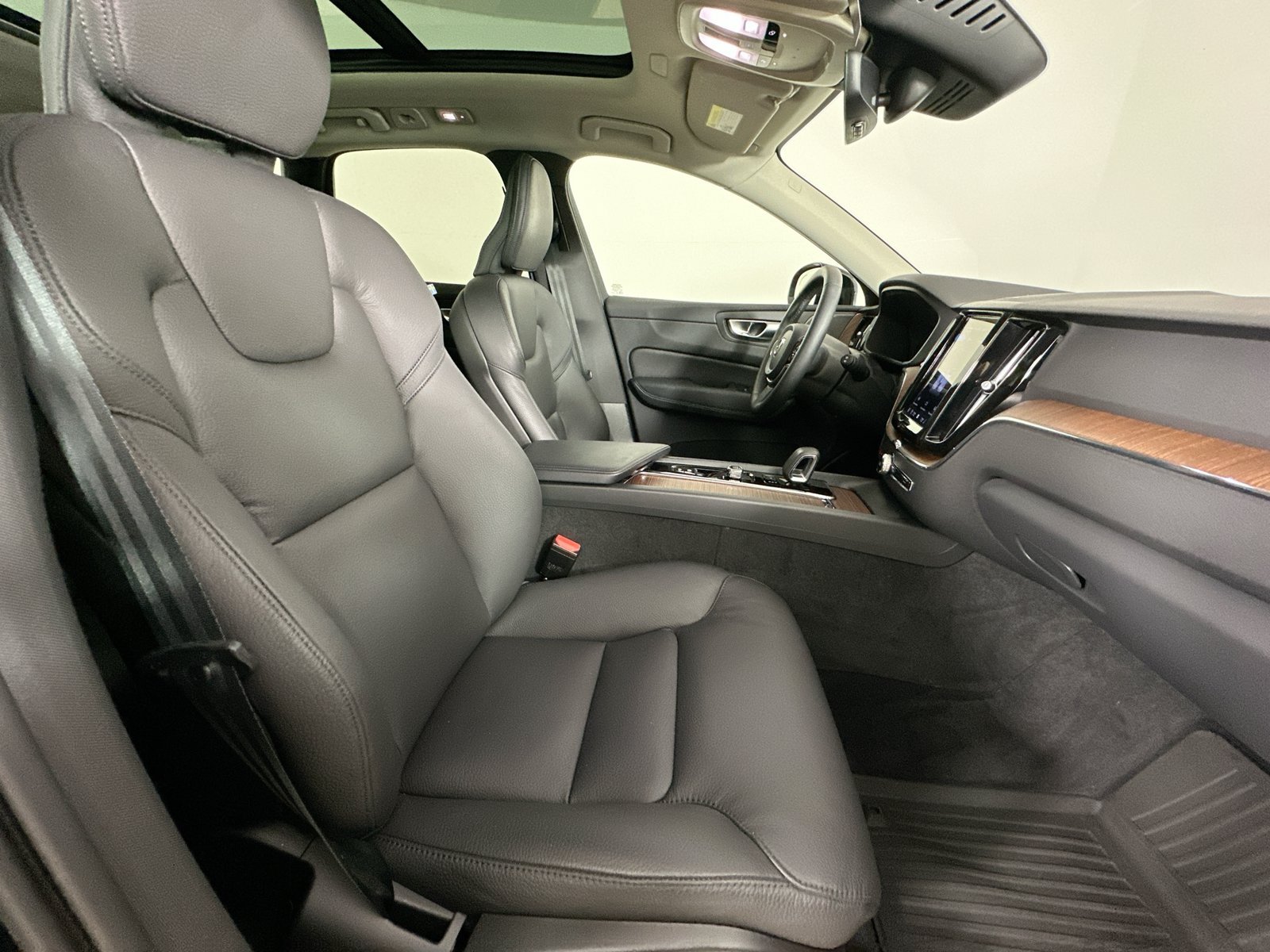 Used 2024 Volvo XC60 B5 Plus w/ Climate Package AWD/4WD image 44