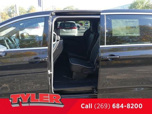 New 2026 Chrysler Pacifica Limited image 22