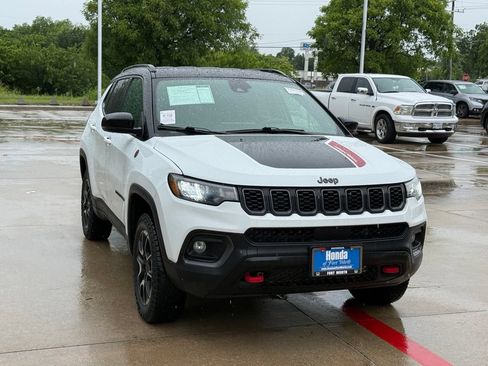 Used 2025 Jeep Compass Trailhawk AWD/4WD image 8