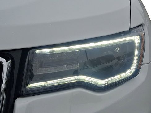 Used 2021 Jeep Grand Cherokee Limited w/ Luxury Group II image 10