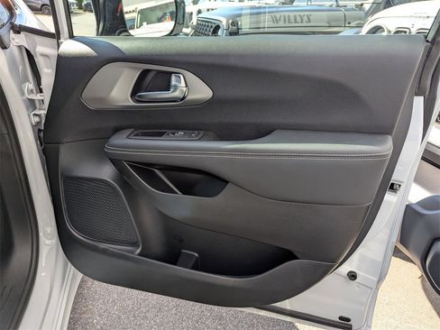 New 2025 Chrysler Pacifica Select image 34