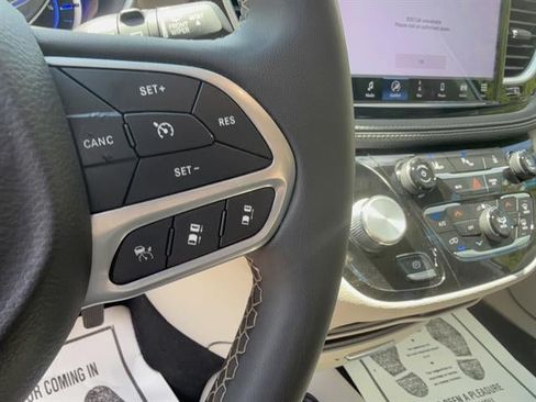 Used 2024 Chrysler Pacifica Limited FWD image 15
