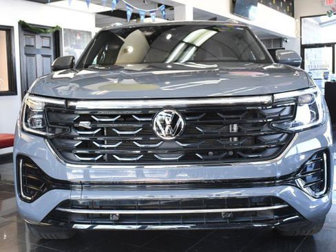 Used 2024 Volkswagen Atlas Cross Sport SEL R-Line AWD/4WD image 2