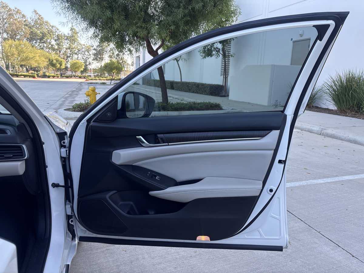 Used 2018 Honda Accord Touring image 14
