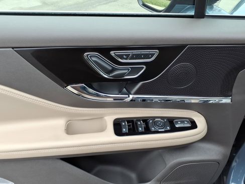 Used 2024 Lincoln Corsair AWD image 10