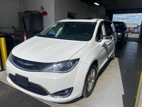 Used 2020 Chrysler Pacifica Limited FWD image 2