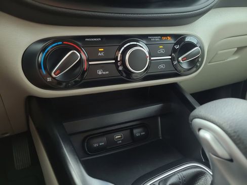 Used 2025 Kia Soul LX w/ LX Technology Package FWD image 21