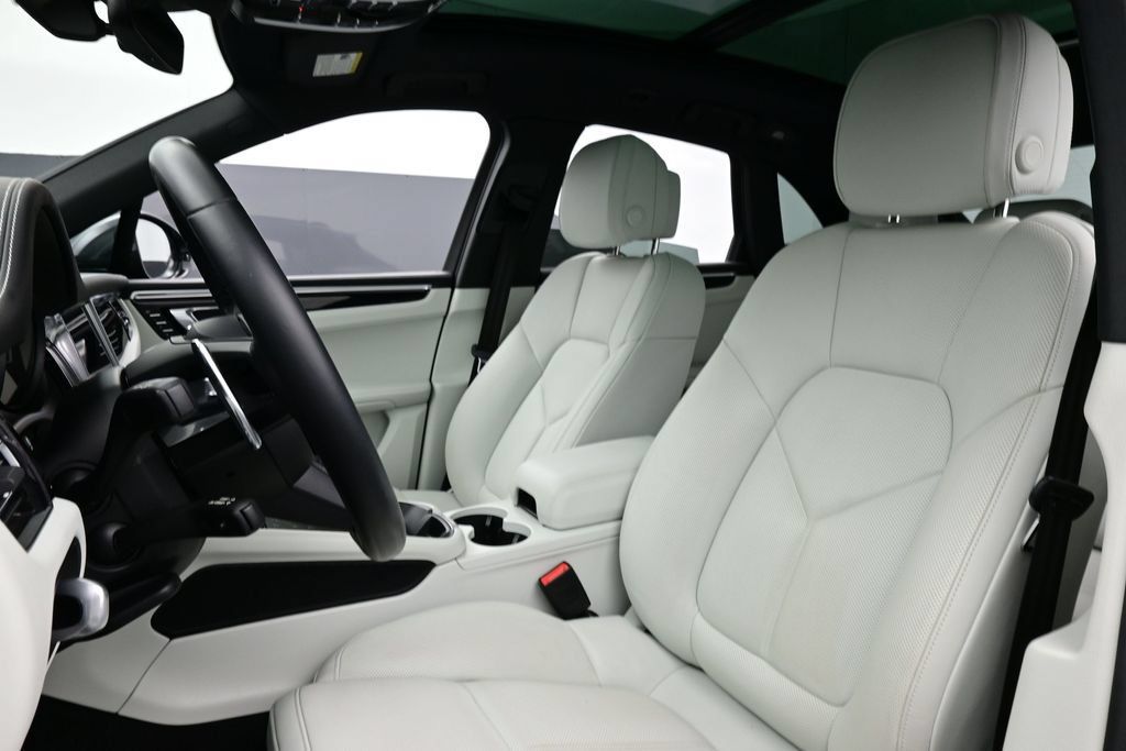 Certified 2023 Porsche Macan S AWD/4WD image 5