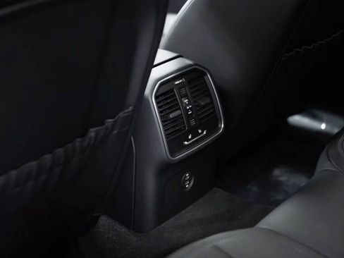 Certified 2026 Porsche Macan AWD/4WD image 34