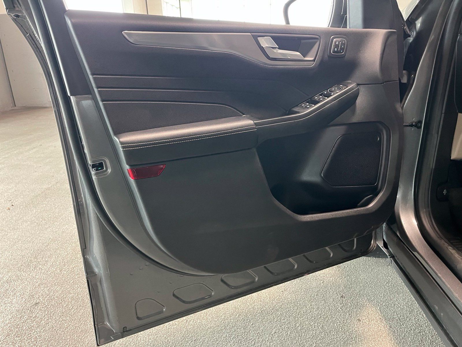 Used 2022 Ford Escape Titanium FWD image 16
