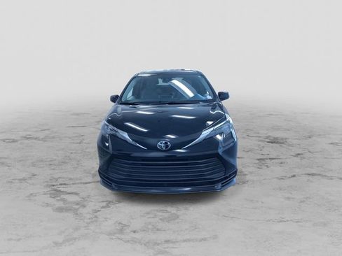 Used 2026 Toyota Sienna LE FWD image 5