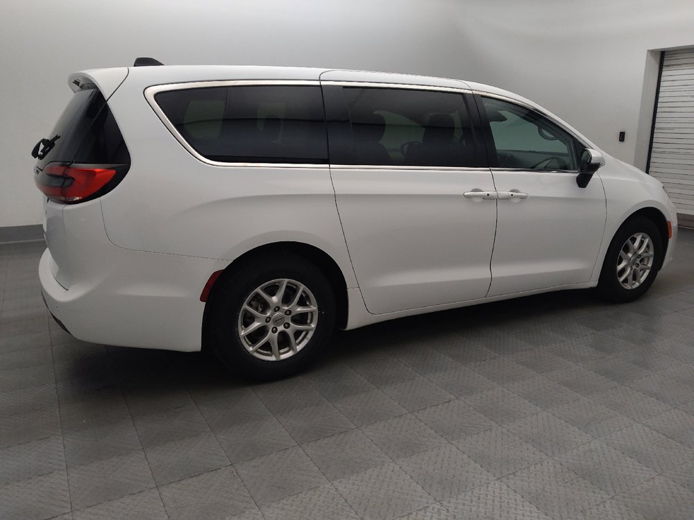 Used 2023 Chrysler Pacifica Touring-L FWD image 10