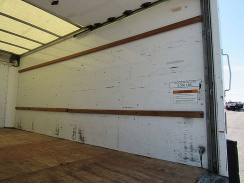 Used 2021 GMC Savana 3500 Extended w/ Power Convenience Package RWD image 18