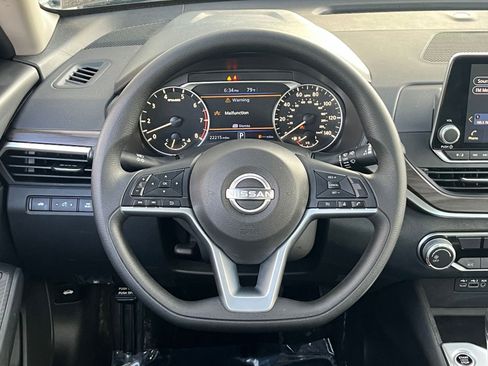 Used 2025 Nissan Altima 2.5 SV FWD image 29