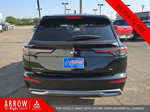 New 2025 Mitsubishi Outlander SE image 11