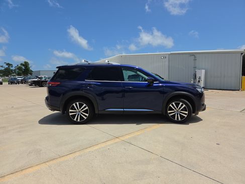 Used 2024 Nissan Pathfinder Platinum w/ Cargo Package FWD image 4