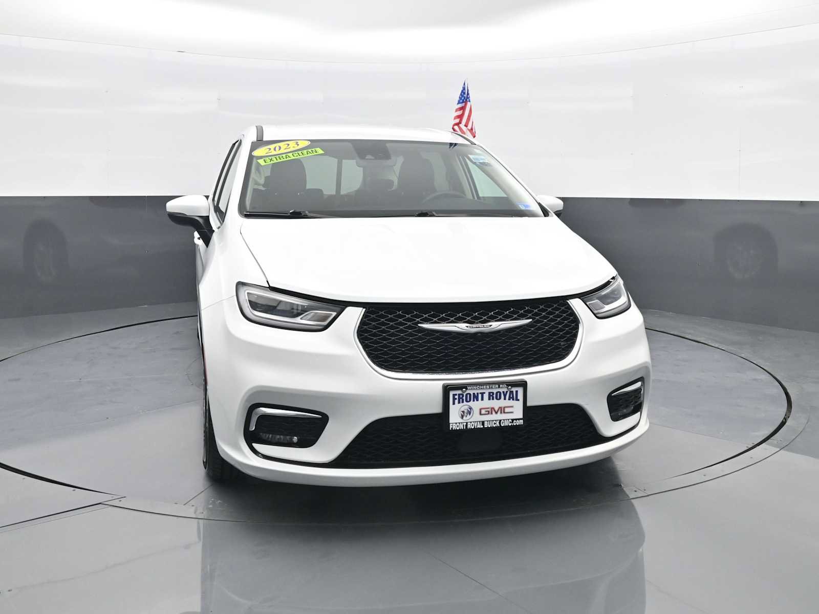 Used 2023 Chrysler Pacifica Touring-L FWD image 2
