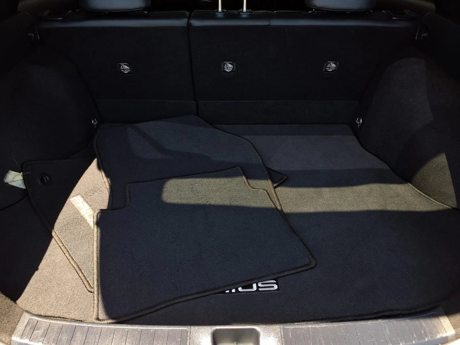 Used 2016 Toyota Prius Three Touring w/ Preferred Accessory Package FWD image 8