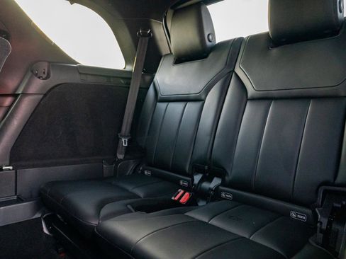 Used 2019 Land Rover Discovery SE image 16