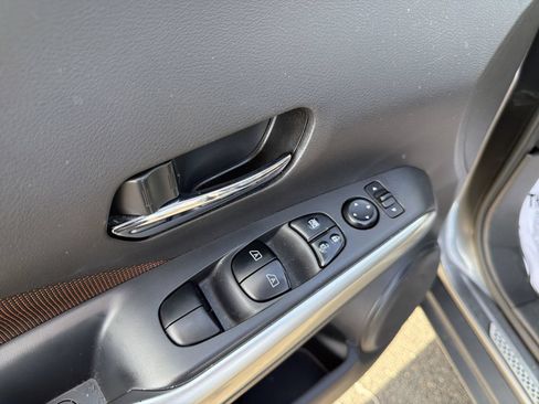 Used 2019 Nissan Kicks SR FWD image 14