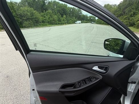 Used 2014 Ford Focus SE w/ SE Winter Package FWD image 22