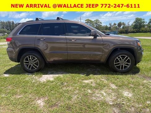 Used 2019 Jeep Grand Cherokee Laredo w/ 18" Wheel & 8.4" Radio Group AWD/4WD image 4