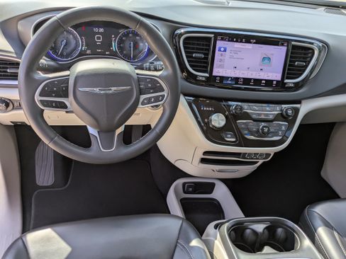 Used 2023 Chrysler Pacifica Touring-L FWD image 9