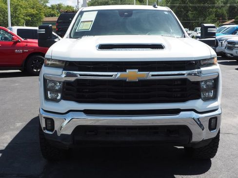 Used 2024 Chevrolet Silverado 2500 LT AWD/4WD image 2
