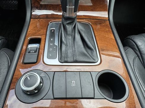 Used 2012 Volkswagen Touareg TDI image 24