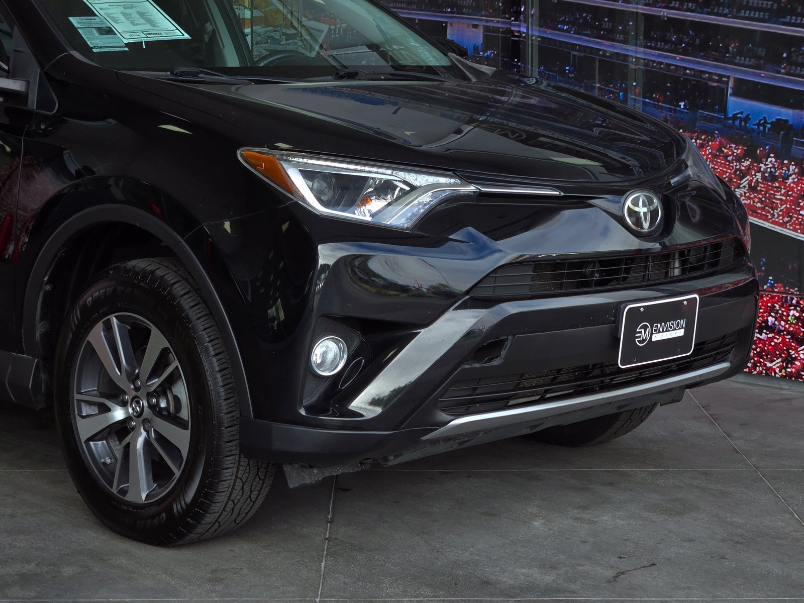 Used 2018 Toyota RAV4 XLE AWD/4WD image 2