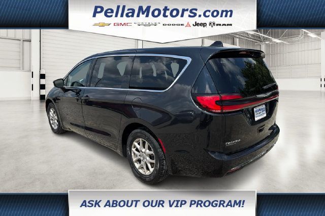 Used 2023 Chrysler Pacifica Touring-L FWD image 5