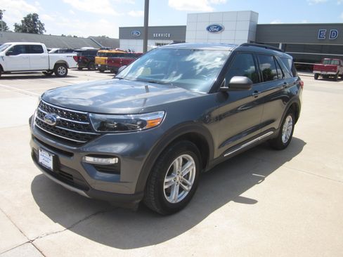 Used 2020 Ford Explorer XLT w/ Equipment Group 202A AWD/4WD image 3