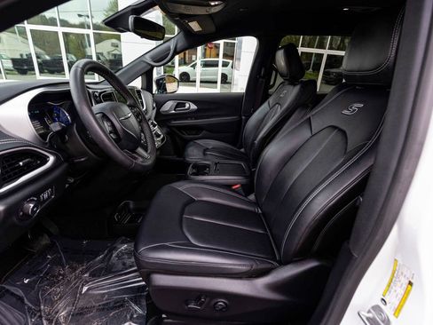 Used 2024 Chrysler Pacifica Limited FWD image 23